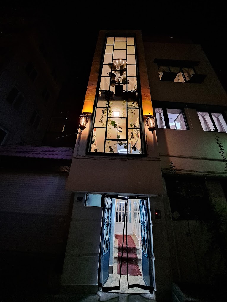 ساختمان وه در شب